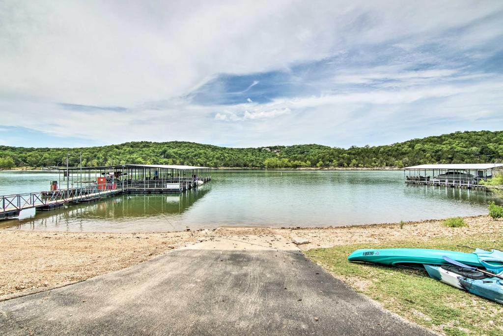 Quaint Reeds Spring Cabin, Lake and Pool Access